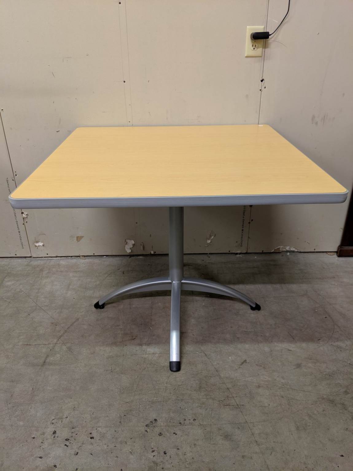Oak Laminate Square Table – 36x36